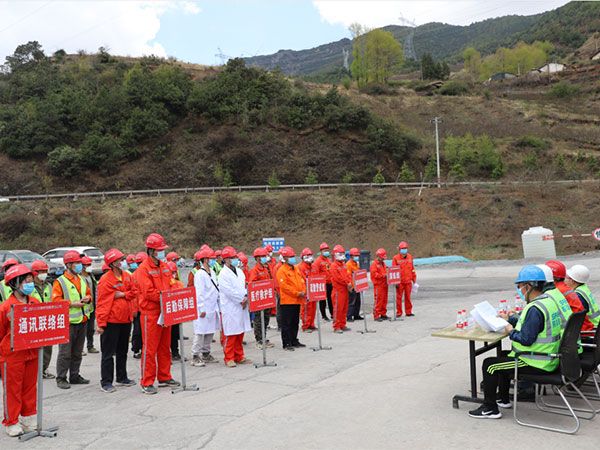 鹽源小高山隧道“瓦斯超限、有毒有害氣體中毒窒息事故”應(yīng)急救援演練取得圓滿成功